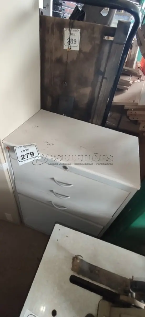LOTE 279 - 01 ARMÁRIO ORGANIZADOR COM 03 GAVETAS E 01 COMPARTIMENTO. (NO ESTADO) ATENÇÃO! FAZER A VISITAÇÃO ANTES DE ARREMATAR, NÃO SABEMOS SE FUNCIONA, LEILÃO NÃO TEM GARANTIA E NEM DEVOLUÇÃO, SUJEITO A POSSÍVEIS AVARIAS VISÍVEIS/OCULTAS E/OU AUSÊNCIA DE COMPONENTES.