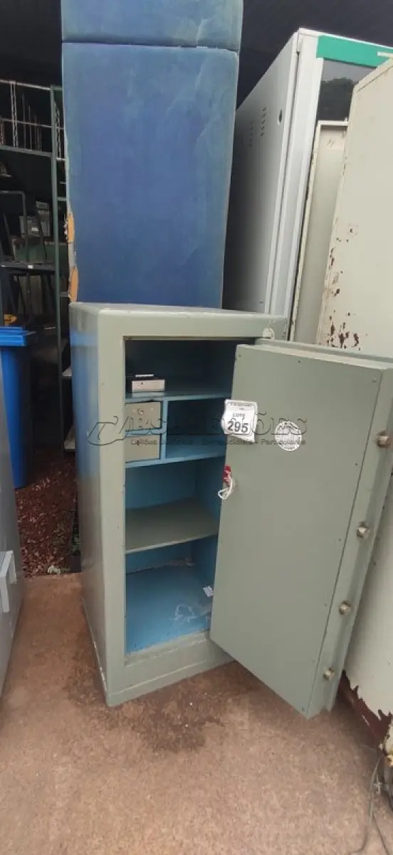 LOTE 295 - 01 COFRE. (NO ESTADO) ATENÇÃO! FAZER A VISITAÇÃO ANTES DE ARREMATAR, NÃO SABEMOS SE FUNCIONA, LEILÃO NÃO TEM GARANTIA E NEM DEVOLUÇÃO, SUJEITO A POSSÍVEIS AVARIAS VISÍVEIS/OCULTAS E/OU AUSÊNCIA DE COMPONENTES.