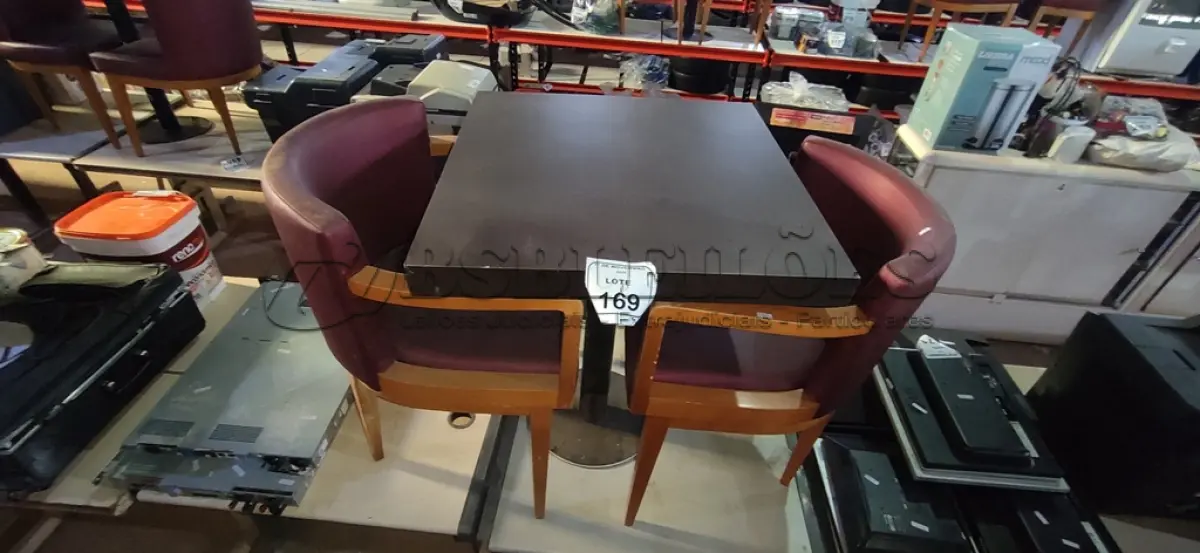 LOTE 169 - 02 CADEIRAS DE MADEIRA COM ASSENTOS ALMOFADADOS E 01 MESA DE MADEIRA COM TAMPO DE 70X68 CM. (NO ESTADO) ATENÇÃO! FAZER A VISITAÇÃO ANTES DE ARREMATAR, NÃO SABEMOS SE FUNCIONA, LEILÃO NÃO TEM GARANTIA E NEM DEVOLUÇÃO, SUJEITO A POSSÍVEIS AVARIAS VISÍVEIS/OCULTAS E/OU AUSÊNCIA DE COMPONENTES.