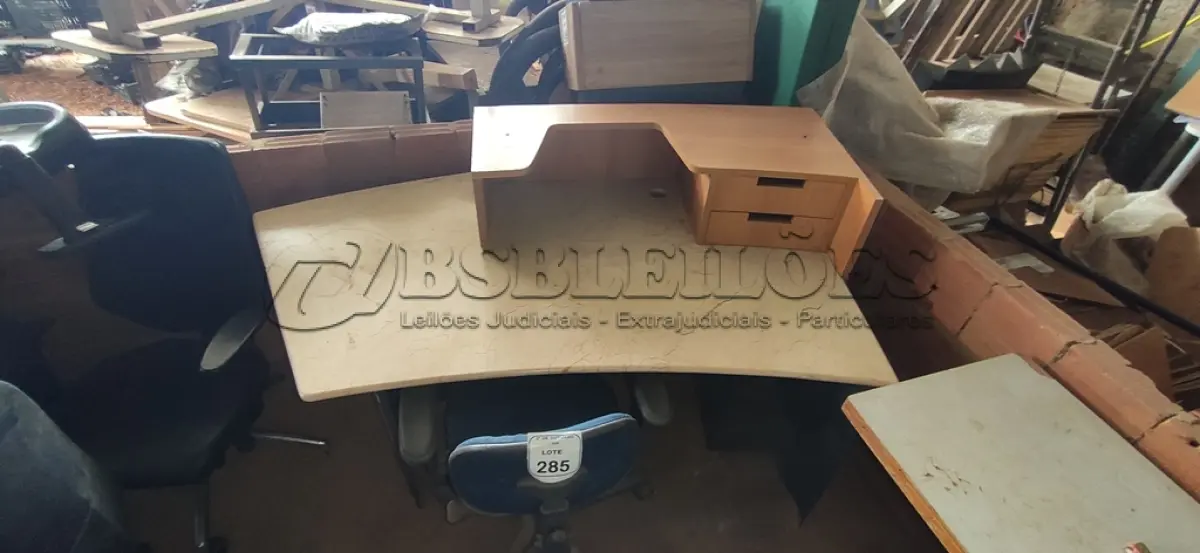 LOTE 285 - 01 BALCÃO DE RECEPÇÃO EM MADEIRA E PEDRA E 01 CADEIRA DE ESCRITÓRIO GIRATÓRIA. (NO ESTADO) ATENÇÃO! FAZER A VISITAÇÃO ANTES DE ARREMATAR, NÃO SABEMOS SE FUNCIONA, LEILÃO NÃO TEM GARANTIA E NEM DEVOLUÇÃO, SUJEITO A POSSÍVEIS AVARIAS VISÍVEIS/OCULTAS E/OU AUSÊNCIA DE COMPONENTES.
