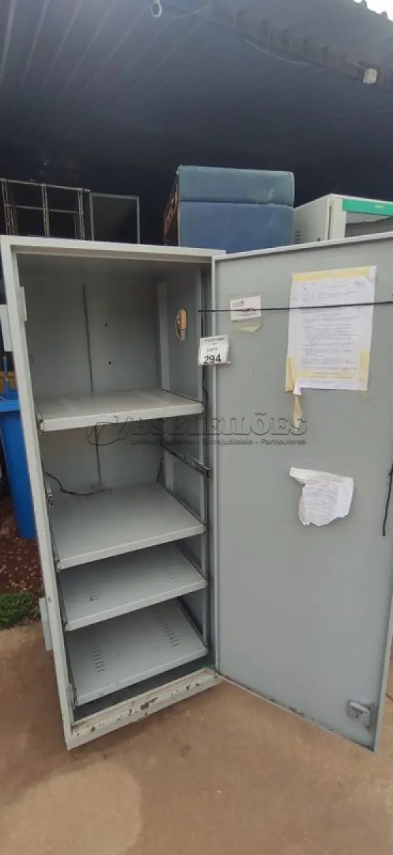 LOTE 294 - 01 RACK DE PISO PARA SERVIDORES. (NO ESTADO) ATENÇÃO! FAZER A VISITAÇÃO ANTES DE ARREMATAR, NÃO SABEMOS SE FUNCIONA, LEILÃO NÃO TEM GARANTIA E NEM DEVOLUÇÃO, SUJEITO A POSSÍVEIS AVARIAS VISÍVEIS/OCULTAS E/OU AUSÊNCIA DE COMPONENTES.