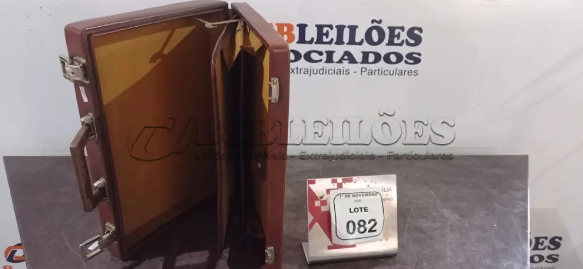 LOTE 082 - 01 PASTA EXECUTIVA EM COURO. (NO ESTADO) ATENÇÃO! FAZER A VISITAÇÃO ANTES DE ARREMATAR, NÃO SABEMOS SE FUNCIONA, LEILÃO NÃO TEM GARANTIA E NEM DEVOLUÇÃO, SUJEITO A POSSÍVEIS AVARIAS VISÍVEIS/OCULTAS E/OU AUSÊNCIA DE COMPONENTES.