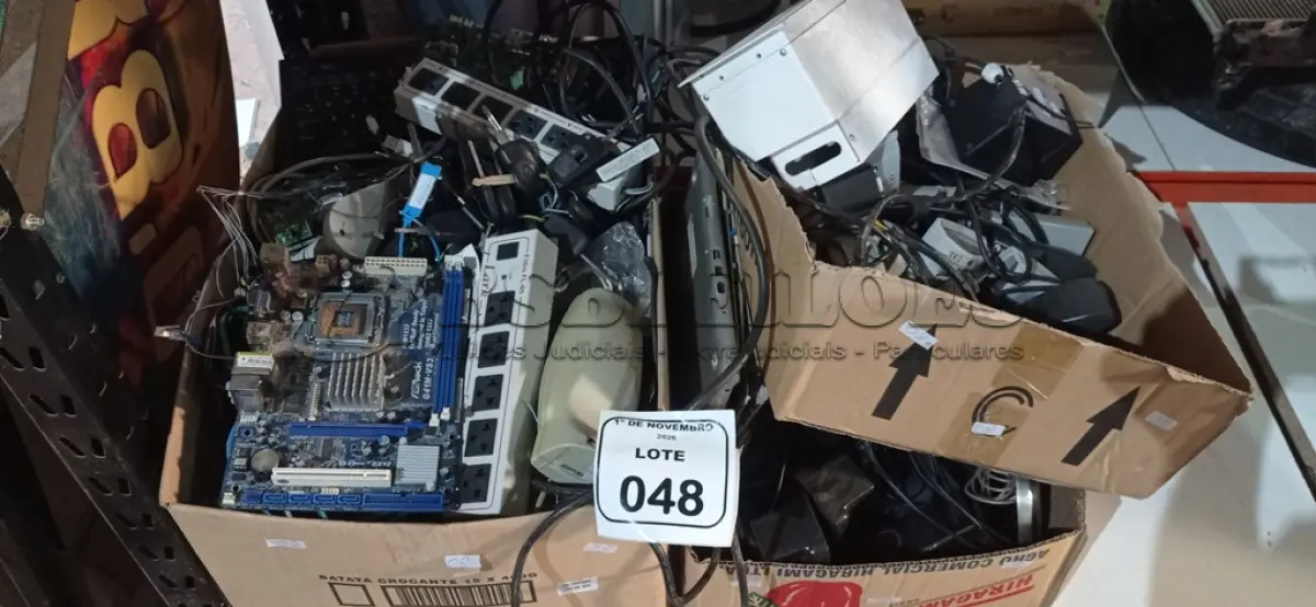 LOTE 048 - 01 LOTE COM GRANDE QUANTIDADE DE CAIXAS MULTIMIDIA, LEITORES DE CÓDIGO DE BARRAS, CABOS, PLACAS ELETRÔNICAS E MATERIAIS DIVERSOS. (NO ESTADO) ATENÇÃO! FAZER A VISITAÇÃO ANTES DE ARREMATAR, NÃO SABEMOS SE FUNCIONA, LEILÃO NÃO TEM GARANTIA E NEM DEVOLUÇÃO, SUJEITO A POSSÍVEIS AVARIAS VISÍVEIS/OCULTAS E/OU AUSÊNCIA DE COMPONENTES.