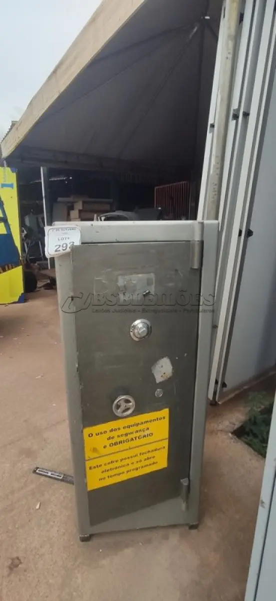 LOTE 293 - 01 COFRE. (NO ESTADO) ATENÇÃO! FAZER A VISITAÇÃO ANTES DE ARREMATAR, NÃO SABEMOS SE FUNCIONA, LEILÃO NÃO TEM GARANTIA E NEM DEVOLUÇÃO, SUJEITO A POSSÍVEIS AVARIAS VISÍVEIS/OCULTAS E/OU AUSÊNCIA DE COMPONENTES.