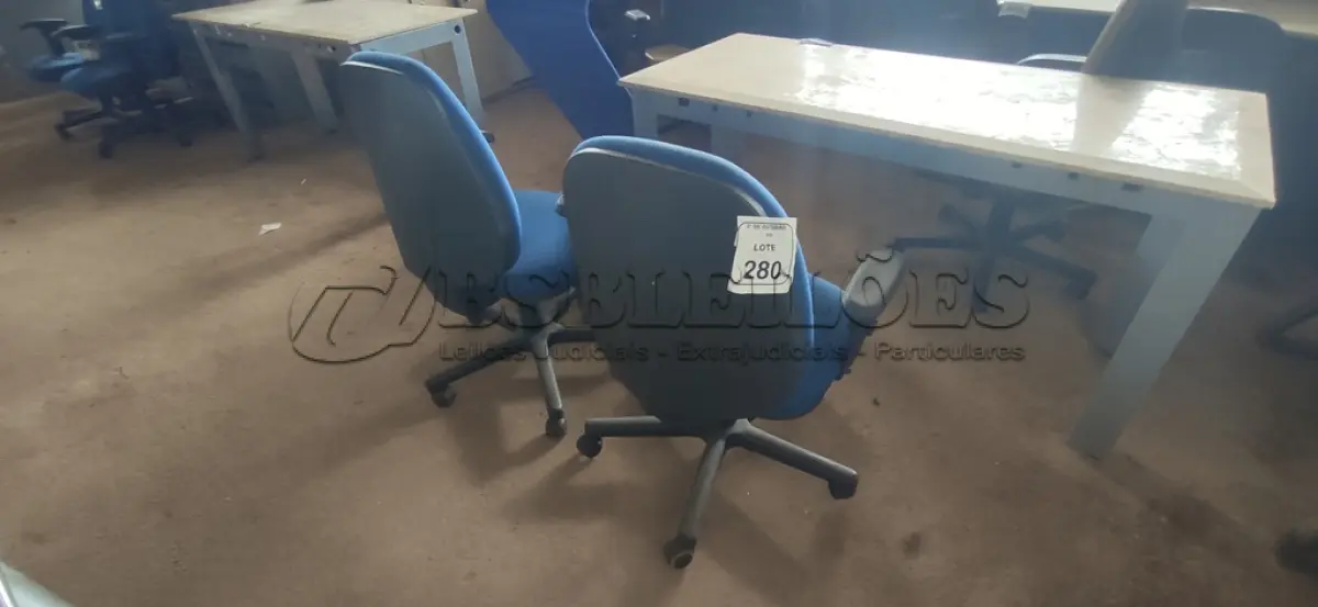 LOTE 280 - 02 CADEIRAS DE ESCRITÓRIO GIRATÓRIA. (NO ESTADO) ATENÇÃO! FAZER A VISITAÇÃO ANTES DE ARREMATAR, NÃO SABEMOS SE FUNCIONA, LEILÃO NÃO TEM GARANTIA E NEM DEVOLUÇÃO, SUJEITO A POSSÍVEIS AVARIAS VISÍVEIS/OCULTAS E/OU AUSÊNCIA DE COMPONENTES.