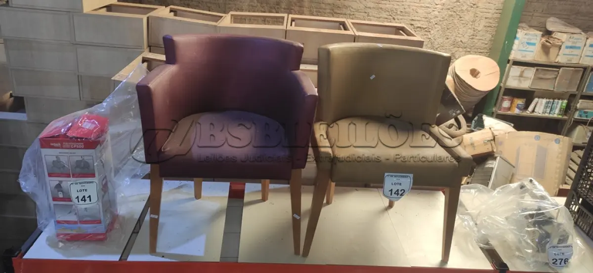 LOTE 142 - 02 CADEIRAS DE MADEIRA COM ASSENTOS ALMOFADADOS. (NO ESTADO) ATENÇÃO! FAZER A VISITAÇÃO ANTES DE ARREMATAR, NÃO SABEMOS SE FUNCIONA, LEILÃO NÃO TEM GARANTIA E NEM DEVOLUÇÃO, SUJEITO A POSSÍVEIS AVARIAS VISÍVEIS/OCULTAS E/OU AUSÊNCIA DE COMPONENTES.