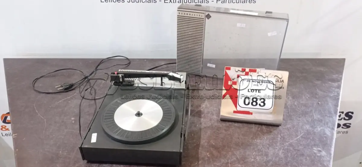LOTE 083 - 01 TOCA DISCOS MODELO SOMPOP MARCA TELEFUNKEN. (NO ESTADO) ATENÇÃO! FAZER A VISITAÇÃO ANTES DE ARREMATAR, NÃO SABEMOS SE FUNCIONA, LEILÃO NÃO TEM GARANTIA E NEM DEVOLUÇÃO, SUJEITO A POSSÍVEIS AVARIAS VISÍVEIS/OCULTAS E/OU AUSÊNCIA DE COMPONENTES.