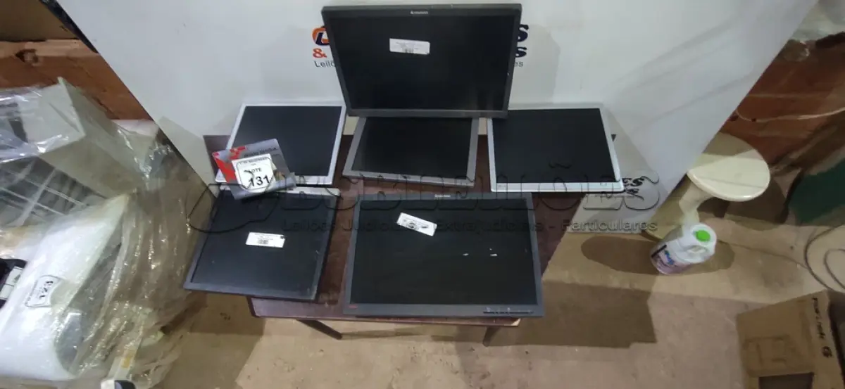 LOTE 131 - 06 MONITORES DE MARCAS E MODELOS DIVERSOS. (NO ESTADO) ATENÇÃO! FAZER A VISITAÇÃO ANTES DE ARREMATAR, NÃO SABEMOS SE FUNCIONA, LEILÃO NÃO TEM GARANTIA E NEM DEVOLUÇÃO, SUJEITO A POSSÍVEIS AVARIAS VISÍVEIS/OCULTAS E/OU AUSÊNCIA DE COMPONENTES.