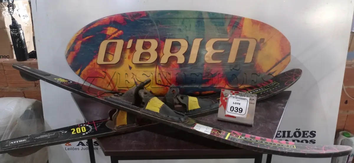 LOTE 039 - 02 PRANCHAS DE ESQUI AQUÁTICO E 01 PRANCHA DE KNEEBOARD. (NO ESTADO) ATENÇÃO! FAZER A VISITAÇÃO ANTES DE ARREMATAR, NÃO SABEMOS SE FUNCIONA, LEILÃO NÃO TEM GARANTIA E NEM DEVOLUÇÃO, SUJEITO A POSSÍVEIS AVARIAS VISÍVEIS/OCULTAS E/OU AUSÊNCIA DE COMPONENTES.