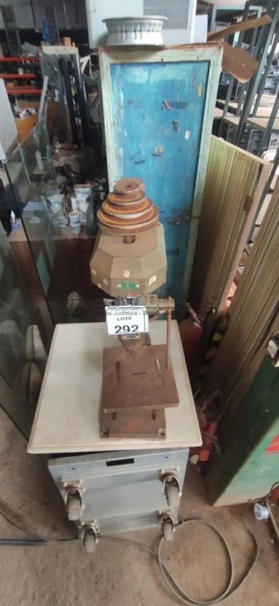 LOTE 292 - 01 FURADEIRA DE BANCADA/CULUNA. (NO ESTADO) ATENÇÃO! FAZER A VISITAÇÃO ANTES DE ARREMATAR, NÃO SABEMOS SE FUNCIONA, LEILÃO NÃO TEM GARANTIA E NEM DEVOLUÇÃO, SUJEITO A POSSÍVEIS AVARIAS VISÍVEIS/OCULTAS E/OU AUSÊNCIA DE COMPONENTES.