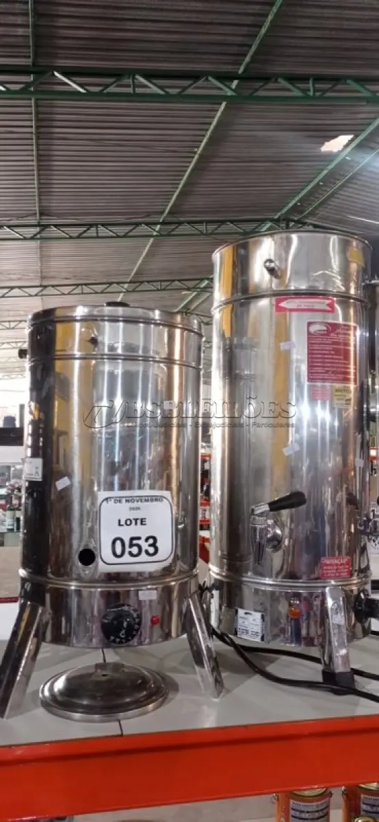 LOTE 053 - 02 CAFETEIRAS INDUSTRIAIS EM INOX. (NO ESTADO) ATENÇÃO! FAZER A VISITAÇÃO ANTES DE ARREMATAR, NÃO SABEMOS SE FUNCIONA, LEILÃO NÃO TEM GARANTIA E NEM DEVOLUÇÃO, SUJEITO A POSSÍVEIS AVARIAS VISÍVEIS/OCULTAS E/OU AUSÊNCIA DE COMPONENTES.