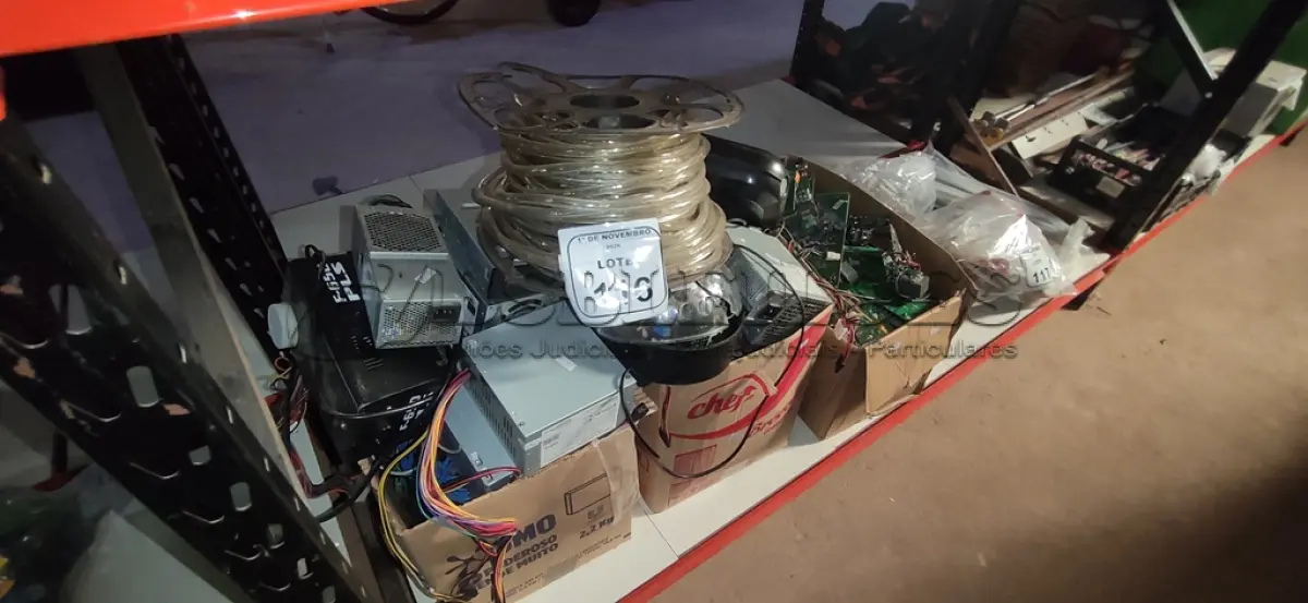 LOTE 116 - 01 ROLO DE FITA LED E GRANDE QUANTIDADE DE PLACAS ELETRÔNICAS, FONTES DE PC E ELETRÔNICOS DIVERSOS. (NO ESTADO) ATENÇÃO! FAZER A VISITAÇÃO ANTES DE ARREMATAR, NÃO SABEMOS SE FUNCIONA, LEILÃO NÃO TEM GARANTIA E NEM DEVOLUÇÃO, SUJEITO A POSSÍVEIS AVARIAS VISÍVEIS/OCULTAS E/OU AUSÊNCIA DE COMPONENTES.