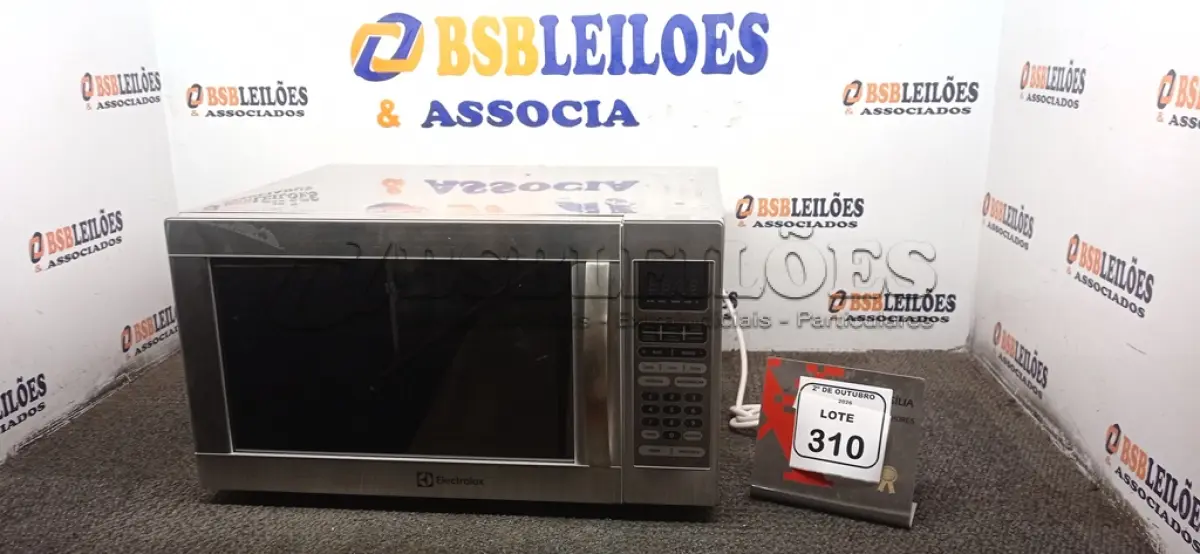 LOTE 310 - 01 MICRO-ONDAS 220V MARCA ELECTROLUX. (NO ESTADO) ATENÇÃO! FAZER A VISITAÇÃO ANTES DE ARREMATAR, NÃO SABEMOS SE FUNCIONA, LEILÃO NÃO TEM GARANTIA E NEM DEVOLUÇÃO, SUJEITO A POSSÍVEIS AVARIAS VISÍVEIS/OCULTAS E/OU AUSÊNCIA DE COMPONENTES.