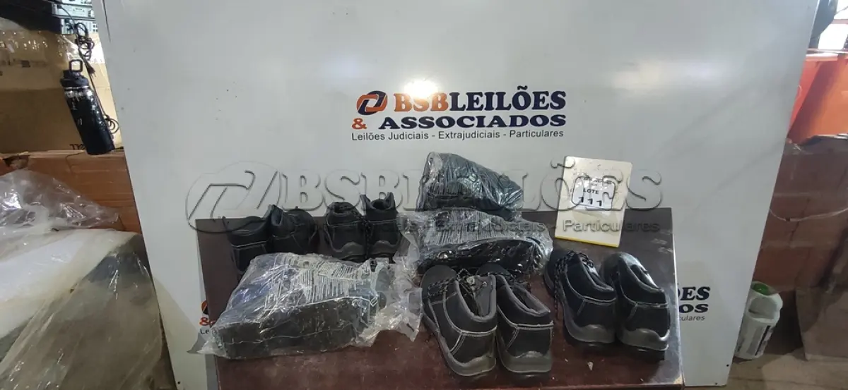 LOTE 111 - 01 LOTE COM VÁRIOS PARES DE BOTAS E.P.I. DE TAMANHOS DIVERSOS. (NO ESTADO) ATENÇÃO! FAZER A VISITAÇÃO ANTES DE ARREMATAR, NÃO SABEMOS SE FUNCIONA, LEILÃO NÃO TEM GARANTIA E NEM DEVOLUÇÃO, SUJEITO A POSSÍVEIS AVARIAS VISÍVEIS/OCULTAS E/OU AUSÊNCIA DE COMPONENTES.