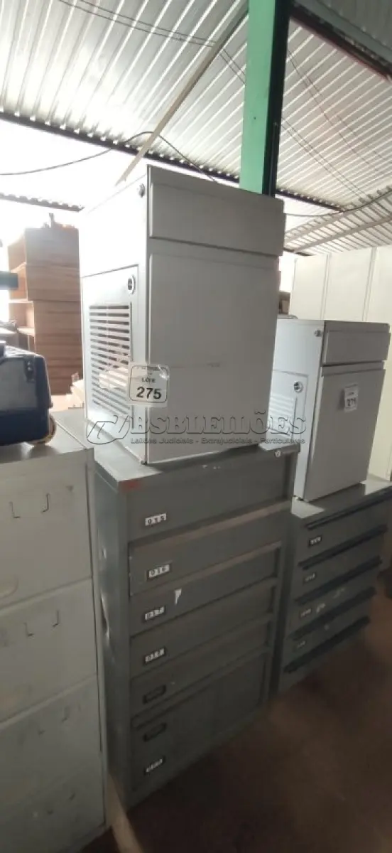 LOTE 275 - 01 ARQUIVO BAIXO DE AÇO COM 07 GAVETAS E 01 ARMÁRIO BAIXO COM 01 GAVETA E SUPORTE PARA CPU. (NO ESTADO) ATENÇÃO! FAZER A VISITAÇÃO ANTES DE ARREMATAR, NÃO SABEMOS SE FUNCIONA, LEILÃO NÃO TEM GARANTIA E NEM DEVOLUÇÃO, SUJEITO A POSSÍVEIS AVARIAS VISÍVEIS/OCULTAS E/OU AUSÊNCIA DE COMPONENTES.