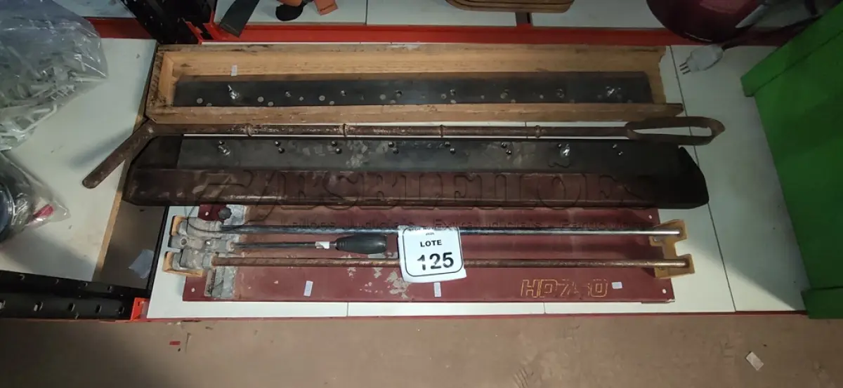LOTE 125 - 01 CORTADOR DE CERÂMICA E 01 LÂMINA DE GUILHOTINA DE 1,00M. (NO ESTADO) ATENÇÃO! FAZER A VISITAÇÃO ANTES DE ARREMATAR, NÃO SABEMOS SE FUNCIONA, LEILÃO NÃO TEM GARANTIA E NEM DEVOLUÇÃO, SUJEITO A POSSÍVEIS AVARIAS VISÍVEIS/OCULTAS E/OU AUSÊNCIA DE COMPONENTES.
