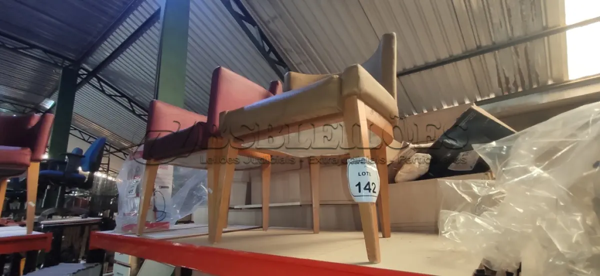 LOTE 142 - 02 CADEIRAS DE MADEIRA COM ASSENTOS ALMOFADADOS. (NO ESTADO) ATENÇÃO! FAZER A VISITAÇÃO ANTES DE ARREMATAR, NÃO SABEMOS SE FUNCIONA, LEILÃO NÃO TEM GARANTIA E NEM DEVOLUÇÃO, SUJEITO A POSSÍVEIS AVARIAS VISÍVEIS/OCULTAS E/OU AUSÊNCIA DE COMPONENTES.