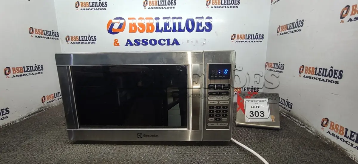 LOTE 303 - 01 MICRO-ONDAS 220V MARCA ELECTROLUX. (NO ESTADO) ATENÇÃO! FAZER A VISITAÇÃO ANTES DE ARREMATAR, NÃO SABEMOS SE FUNCIONA, LEILÃO NÃO TEM GARANTIA E NEM DEVOLUÇÃO, SUJEITO A POSSÍVEIS AVARIAS VISÍVEIS/OCULTAS E/OU AUSÊNCIA DE COMPONENTES.