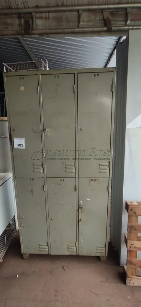 LOTE 302 - 01 ARMÁRIO ROUPEIRO DE FERRO COM 06 PORTAS. (NO ESTADO) ATENÇÃO! FAZER A VISITAÇÃO ANTES DE ARREMATAR, NÃO SABEMOS SE FUNCIONA, LEILÃO NÃO TEM GARANTIA E NEM DEVOLUÇÃO, SUJEITO A POSSÍVEIS AVARIAS VISÍVEIS/OCULTAS E/OU AUSÊNCIA DE COMPONENTES.