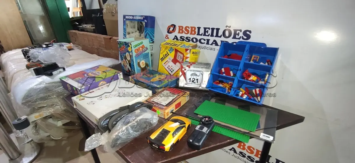 LOTE 121 - 01 LOTE COM VÁRIOS JOGOS DE TABULEIRO E BRINQUEDOS INFANTIS DIVERSOS. (NO ESTADO) ATENÇÃO! FAZER A VISITAÇÃO ANTES DE ARREMATAR, NÃO SABEMOS SE FUNCIONA, LEILÃO NÃO TEM GARANTIA E NEM DEVOLUÇÃO, SUJEITO A POSSÍVEIS AVARIAS VISÍVEIS/OCULTAS E/OU AUSÊNCIA DE COMPONENTES.