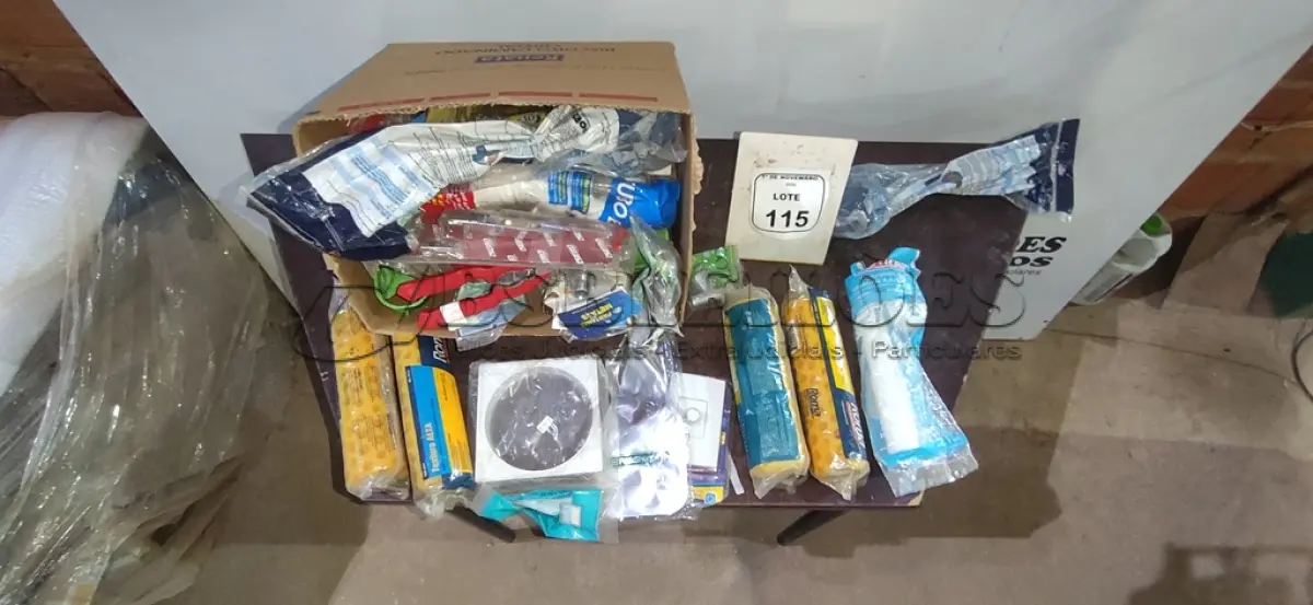 LOTE 115 - 01 CAIXA COM DIVERSOS ITENS DE ELÉTRICA, HIDRÁULICA, PINTURA E ITENS VARIADOS. (NO ESTADO) ATENÇÃO! FAZER A VISITAÇÃO ANTES DE ARREMATAR, NÃO SABEMOS SE FUNCIONA, LEILÃO NÃO TEM GARANTIA E NEM DEVOLUÇÃO, SUJEITO A POSSÍVEIS AVARIAS VISÍVEIS/OCULTAS E/OU AUSÊNCIA DE COMPONENTES.