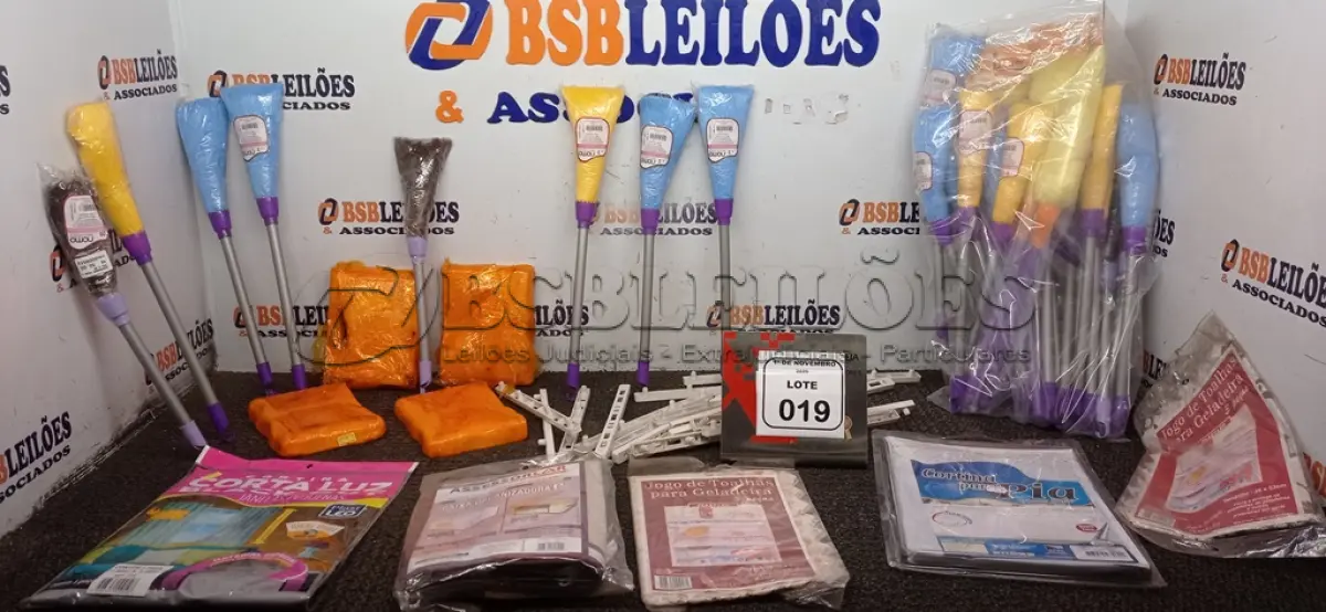 LOTE 019 - 01 LOTE COM VÁRIOS JOGOS DE TOALHAS PARA GELADEIRA, TRILHOS DE GAVETA DE PLÁSTICO, 04 CERAS DE ABELHA E ESPANADORES DE PÓ. (NO ESTADO) ATENÇÃO! FAZER A VISITAÇÃO ANTES DE ARREMATAR, NÃO SABEMOS SE FUNCIONA, LEILÃO NÃO TEM GARANTIA E NEM DEVOLUÇÃO, SUJEITO A POSSÍVEIS AVARIAS VISÍVEIS/OCULTAS E/OU AUSÊNCIA DE COMPONENTES.