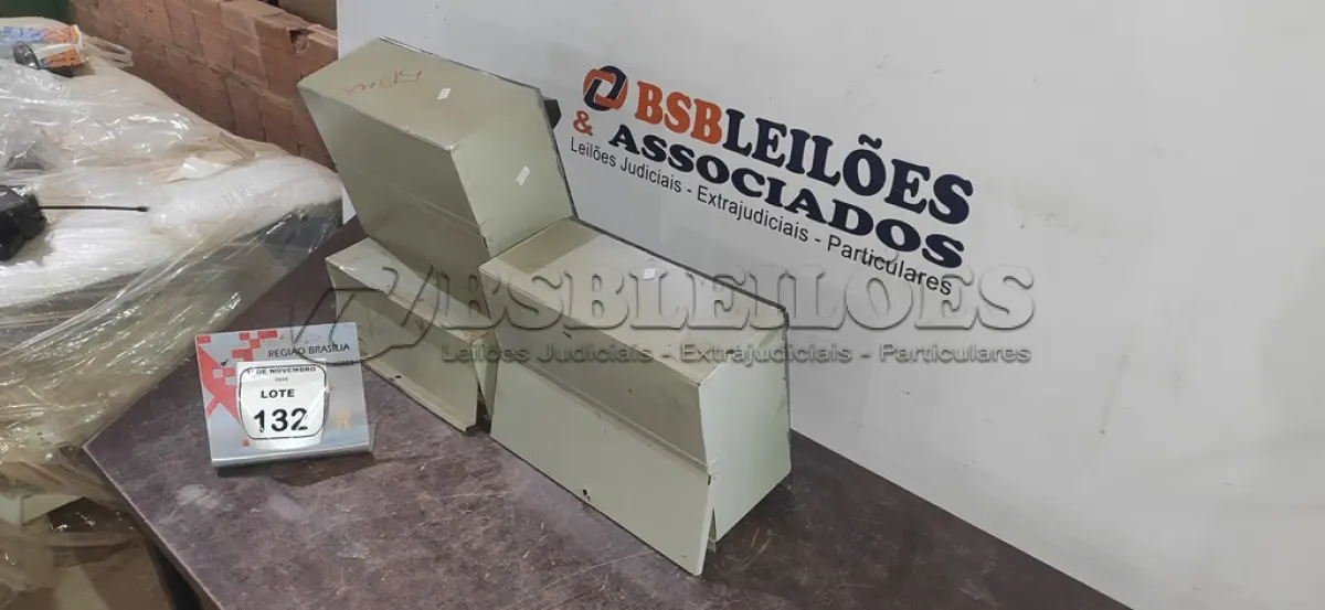 LOTE 132 - 03 CAIXAS DE CORREIO DE FERRO. (NO ESTADO) ATENÇÃO! FAZER A VISITAÇÃO ANTES DE ARREMATAR, NÃO SABEMOS SE FUNCIONA, LEILÃO NÃO TEM GARANTIA E NEM DEVOLUÇÃO, SUJEITO A POSSÍVEIS AVARIAS VISÍVEIS/OCULTAS E/OU AUSÊNCIA DE COMPONENTES.