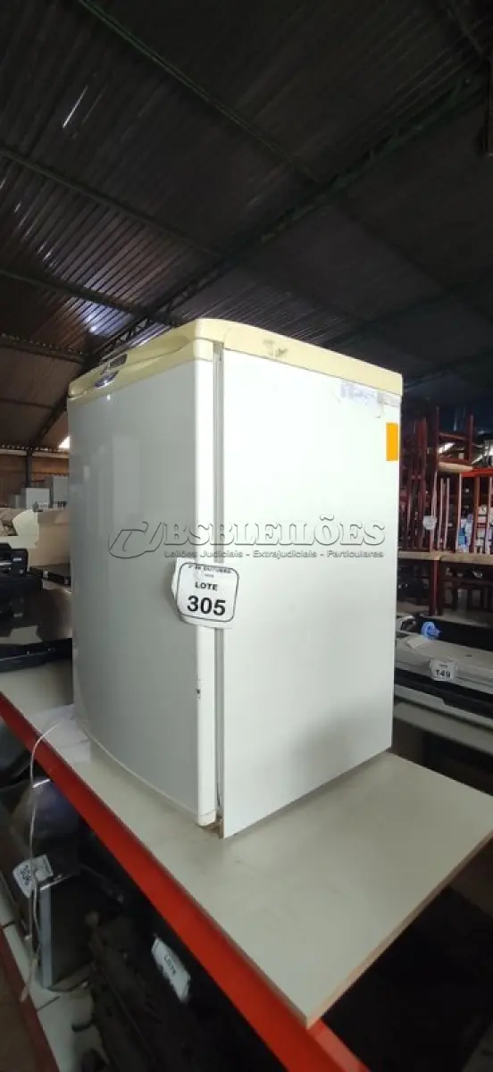 LOTE 305 - 01 FRIGOBAR R130 220V MARCA ELECTROLUX. (NO ESTADO) ATENÇÃO! FAZER A VISITAÇÃO ANTES DE ARREMATAR, NÃO SABEMOS SE FUNCIONA, LEILÃO NÃO TEM GARANTIA E NEM DEVOLUÇÃO, SUJEITO A POSSÍVEIS AVARIAS VISÍVEIS/OCULTAS E/OU AUSÊNCIA DE COMPONENTES.