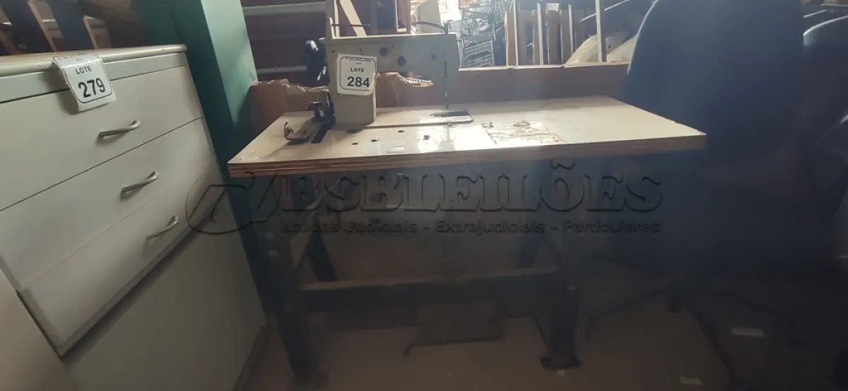 LOTE 284 - 01 MÁQUINA DE COSTURA COM BANCADA MODELO 021D201A MARCA SINGER. (NO ESTADO) ATENÇÃO! FAZER A VISITAÇÃO ANTES DE ARREMATAR, NÃO SABEMOS SE FUNCIONA, LEILÃO NÃO TEM GARANTIA E NEM DEVOLUÇÃO, SUJEITO A POSSÍVEIS AVARIAS VISÍVEIS/OCULTAS E/OU AUSÊNCIA DE COMPONENTES.