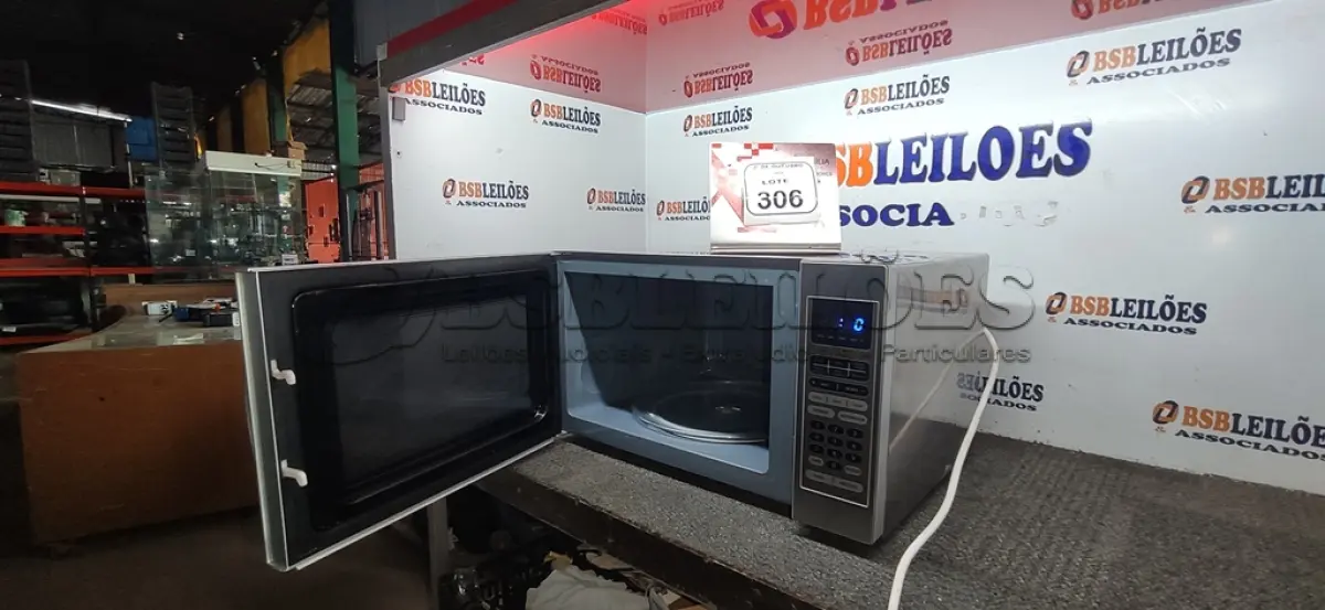 LOTE 306 - 01 MICRO-ONDAS 220V MARCA ELECTROLUX. (NO ESTADO) ATENÇÃO! FAZER A VISITAÇÃO ANTES DE ARREMATAR, NÃO SABEMOS SE FUNCIONA, LEILÃO NÃO TEM GARANTIA E NEM DEVOLUÇÃO, SUJEITO A POSSÍVEIS AVARIAS VISÍVEIS/OCULTAS E/OU AUSÊNCIA DE COMPONENTES.