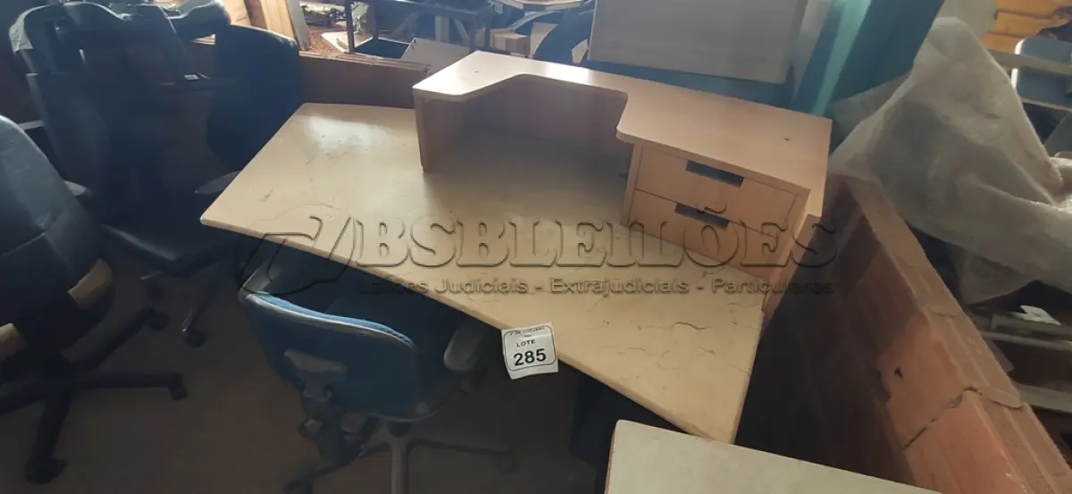 LOTE 285 - 01 BALCÃO DE RECEPÇÃO EM MADEIRA E PEDRA E 01 CADEIRA DE ESCRITÓRIO GIRATÓRIA. (NO ESTADO) ATENÇÃO! FAZER A VISITAÇÃO ANTES DE ARREMATAR, NÃO SABEMOS SE FUNCIONA, LEILÃO NÃO TEM GARANTIA E NEM DEVOLUÇÃO, SUJEITO A POSSÍVEIS AVARIAS VISÍVEIS/OCULTAS E/OU AUSÊNCIA DE COMPONENTES.
