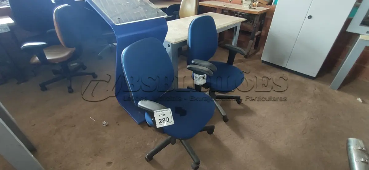 LOTE 280 - 02 CADEIRAS DE ESCRITÓRIO GIRATÓRIA. (NO ESTADO) ATENÇÃO! FAZER A VISITAÇÃO ANTES DE ARREMATAR, NÃO SABEMOS SE FUNCIONA, LEILÃO NÃO TEM GARANTIA E NEM DEVOLUÇÃO, SUJEITO A POSSÍVEIS AVARIAS VISÍVEIS/OCULTAS E/OU AUSÊNCIA DE COMPONENTES.