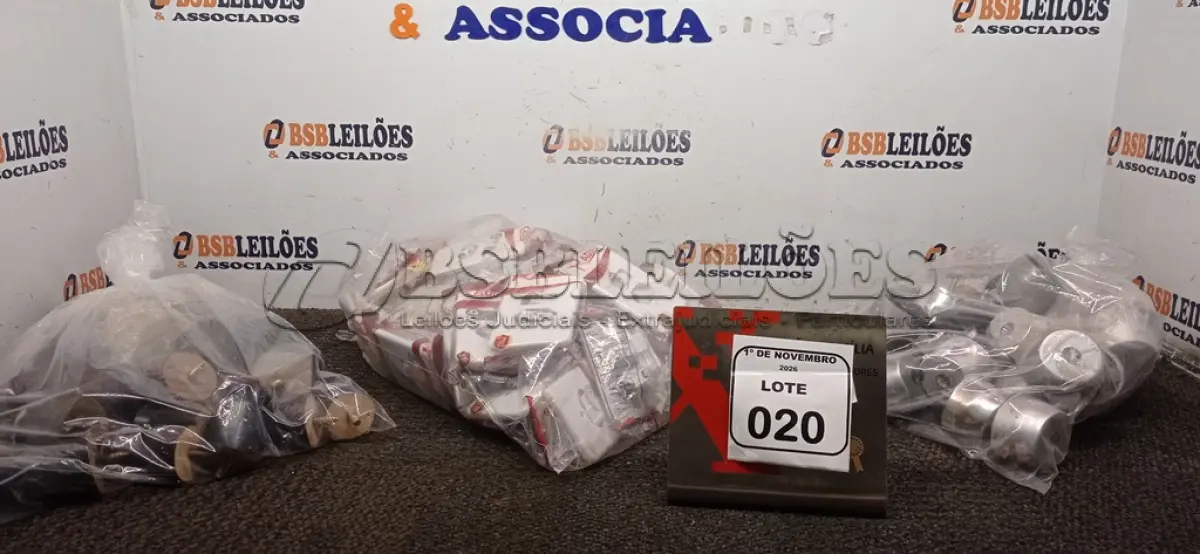 LOTE 020 - 01 LOTE COM GRANDE QUANTIDADE DE PÉS PARA MÓVEIS EM MADEIRA E PLÁSTICO E INTERRUPTORES DE 01 TECLA COM TOMADA. (NO ESTADO) ATENÇÃO! FAZER A VISITAÇÃO ANTES DE ARREMATAR, NÃO SABEMOS SE FUNCIONA, LEILÃO NÃO TEM GARANTIA E NEM DEVOLUÇÃO, SUJEITO A POSSÍVEIS AVARIAS VISÍVEIS/OCULTAS E/OU AUSÊNCIA DE COMPONENTES.