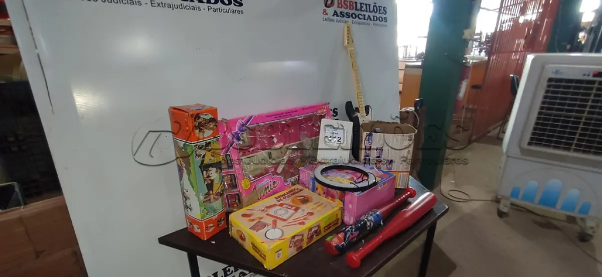 LOTE 112 - 01 PAR DE SAPATILHAS DE BALLET MODELO RECITAL 202, 01 BARRACA INFANTIL E 07 CAIXAS DE BRINQUEDOS INFANTIS DE MODELOS DIVERSOS. (NO ESTADO) ATENÇÃO! FAZER A VISITAÇÃO ANTES DE ARREMATAR, NÃO SABEMOS SE FUNCIONA, LEILÃO NÃO TEM GARANTIA E NEM DEVOLUÇÃO, SUJEITO A POSSÍVEIS AVARIAS VISÍVEIS/OCULTAS E/OU AUSÊNCIA DE COMPONENTES.