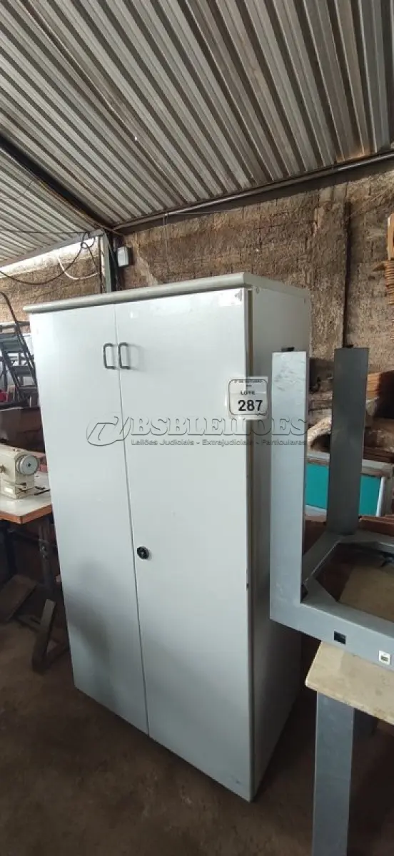LOTE 287 - 01 ARMÁRIO COM 02 PORTAS. (NO ESTADO) ATENÇÃO! FAZER A VISITAÇÃO ANTES DE ARREMATAR, NÃO SABEMOS SE FUNCIONA, LEILÃO NÃO TEM GARANTIA E NEM DEVOLUÇÃO, SUJEITO A POSSÍVEIS AVARIAS VISÍVEIS/OCULTAS E/OU AUSÊNCIA DE COMPONENTES.