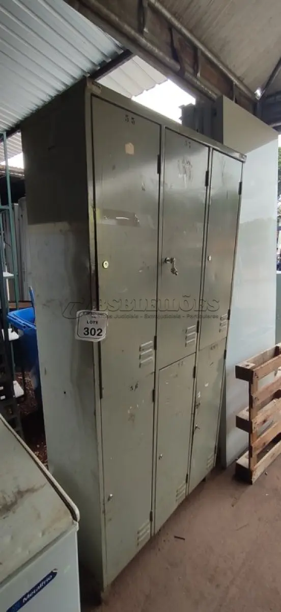 LOTE 302 - 01 ARMÁRIO ROUPEIRO DE FERRO COM 06 PORTAS. (NO ESTADO) ATENÇÃO! FAZER A VISITAÇÃO ANTES DE ARREMATAR, NÃO SABEMOS SE FUNCIONA, LEILÃO NÃO TEM GARANTIA E NEM DEVOLUÇÃO, SUJEITO A POSSÍVEIS AVARIAS VISÍVEIS/OCULTAS E/OU AUSÊNCIA DE COMPONENTES.