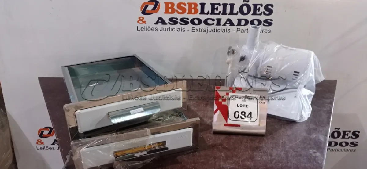 LOTE 084 - 01 MOEDOR DE CAFÉ ELÉTRICO MODELO MCF 55 3.0 220V MARCA ARBEL E 02 GAVETAS DE INOX DE 30X45CM. (NO ESTADO) ATENÇÃO! FAZER A VISITAÇÃO ANTES DE ARREMATAR, NÃO SABEMOS SE FUNCIONA, LEILÃO NÃO TEM GARANTIA E NEM DEVOLUÇÃO, SUJEITO A POSSÍVEIS AVARIAS VISÍVEIS/OCULTAS E/OU AUSÊNCIA DE COMPONENTES.