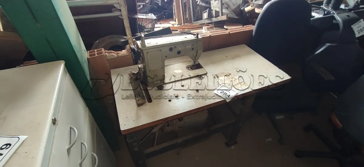 LOTE 284 - 01 MÁQUINA DE COSTURA COM BANCADA MODELO 021D201A MARCA SINGER. (NO ESTADO) ATENÇÃO! FAZER A VISITAÇÃO ANTES DE ARREMATAR, NÃO SABEMOS SE FUNCIONA, LEILÃO NÃO TEM GARANTIA E NEM DEVOLUÇÃO, SUJEITO A POSSÍVEIS AVARIAS VISÍVEIS/OCULTAS E/OU AUSÊNCIA DE COMPONENTES.