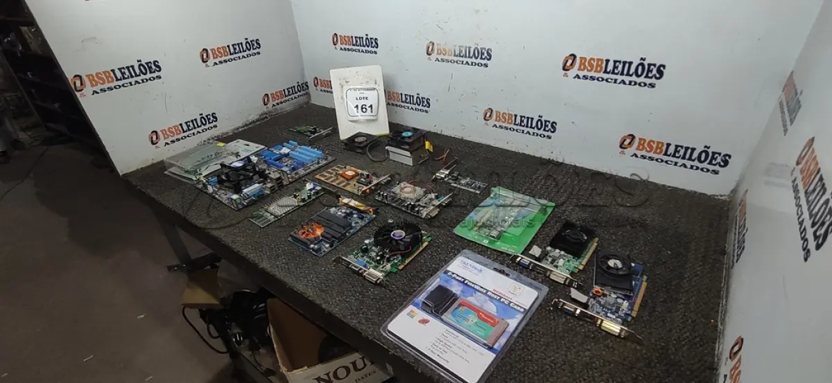 LOTE 161 - 01 CAIXA COM VÁRIAS PLACAS ELETRÔNICAS E COOLERS DE MODELOS DIVERSOS. (NO ESTADO) ATENÇÃO! FAZER A VISITAÇÃO ANTES DE ARREMATAR, NÃO SABEMOS SE FUNCIONA, LEILÃO NÃO TEM GARANTIA E NEM DEVOLUÇÃO, SUJEITO A POSSÍVEIS AVARIAS VISÍVEIS/OCULTAS E/OU AUSÊNCIA DE COMPONENTES.
