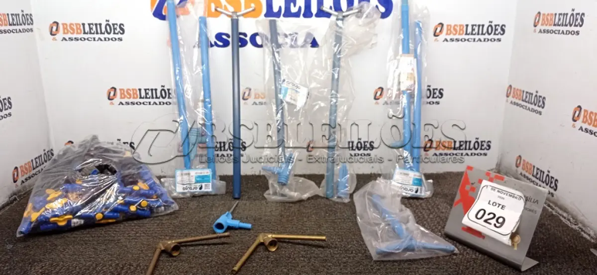 LOTE 029 - 05 ASPERSORES DE ÁGUA E GRANDE QUANTIDADE DE REGISTROS PVC DE MODELOS DIVERSOS. (NO ESTADO) ATENÇÃO! FAZER A VISITAÇÃO ANTES DE ARREMATAR, NÃO SABEMOS SE FUNCIONA, LEILÃO NÃO TEM GARANTIA E NEM DEVOLUÇÃO, SUJEITO A POSSÍVEIS AVARIAS VISÍVEIS/OCULTAS E/OU AUSÊNCIA DE COMPONENTES.
