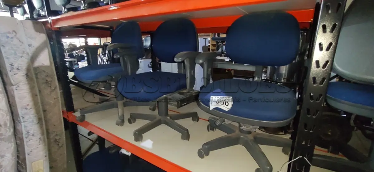 LOTE 230 - 03 CADEIRAS DE ESCRITÓRIO GIRATÓRIAS. (NO ESTADO) ATENÇÃO! FAZER A VISITAÇÃO ANTES DE ARREMATAR, NÃO SABEMOS SE FUNCIONA, LEILÃO NÃO TEM GARANTIA E NEM DEVOLUÇÃO, SUJEITO A POSSÍVEIS AVARIAS VISÍVEIS/OCULTAS E/OU AUSÊNCIA DE COMPONENTES.