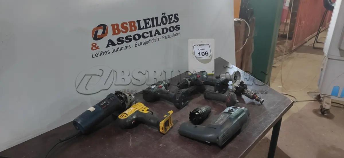 LOTE 106 - 01 CAIXA COM 03 FURADEIRAS INCOMPLETAS E VÁRIAS PEÇAS DE FERRAMENTAS ELÉTRICAS. (NO ESTADO) ATENÇÃO! FAZER A VISITAÇÃO ANTES DE ARREMATAR, NÃO SABEMOS SE FUNCIONA, LEILÃO NÃO TEM GARANTIA E NEM DEVOLUÇÃO, SUJEITO A POSSÍVEIS AVARIAS VISÍVEIS/OCULTAS E/OU AUSÊNCIA DE COMPONENTES.