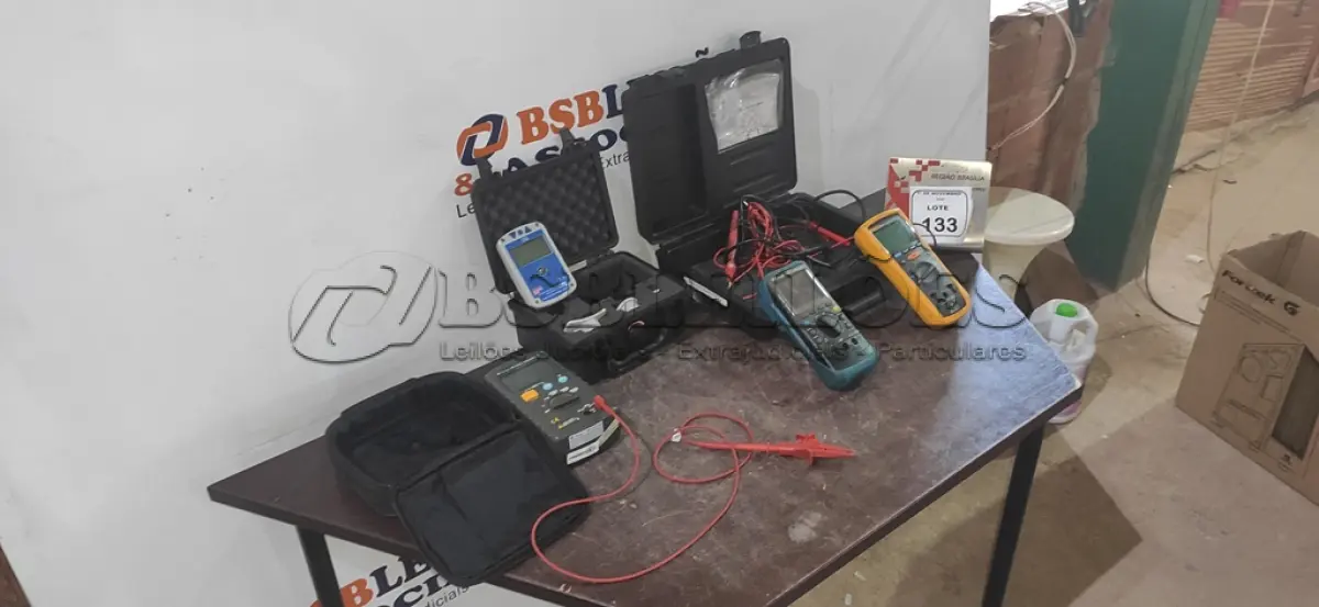 LOTE 133 - 02 MEGÔMETROS, 01 MULTÍMETRO E 01 DINAMÔMETRO MANUAL. (NO ESTADO) ATENÇÃO! FAZER A VISITAÇÃO ANTES DE ARREMATAR, NÃO SABEMOS SE FUNCIONA, LEILÃO NÃO TEM GARANTIA E NEM DEVOLUÇÃO, SUJEITO A POSSÍVEIS AVARIAS VISÍVEIS/OCULTAS E/OU AUSÊNCIA DE COMPONENTES.
