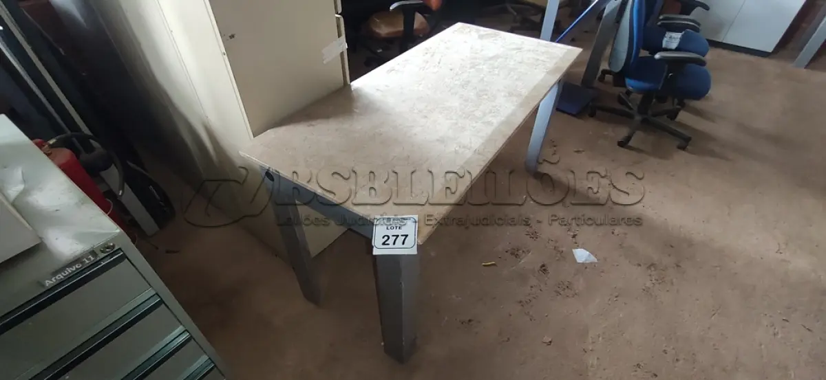 LOTE 277 - 01 MESA COM ESTRUTURA DE FERRO E TAMPO DE PEDRA. (NO ESTADO) ATENÇÃO! FAZER A VISITAÇÃO ANTES DE ARREMATAR, NÃO SABEMOS SE FUNCIONA, LEILÃO NÃO TEM GARANTIA E NEM DEVOLUÇÃO, SUJEITO A POSSÍVEIS AVARIAS VISÍVEIS/OCULTAS E/OU AUSÊNCIA DE COMPONENTES.
