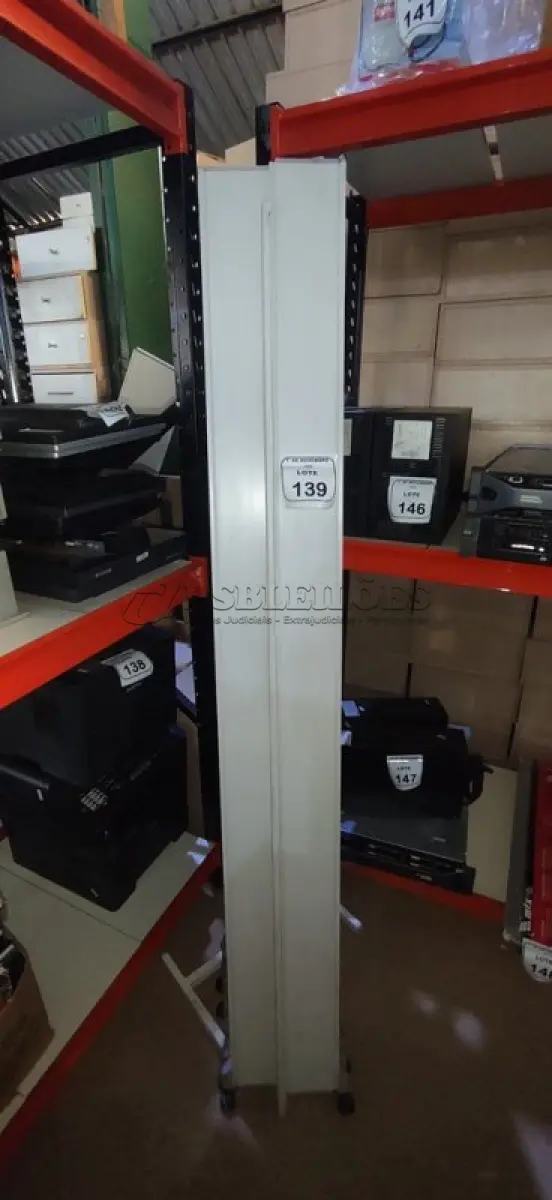 LOTE 139 - 01 BIOMBO NA COR BRANCA. (NO ESTADO) ATENÇÃO! FAZER A VISITAÇÃO ANTES DE ARREMATAR, NÃO SABEMOS SE FUNCIONA, LEILÃO NÃO TEM GARANTIA E NEM DEVOLUÇÃO, SUJEITO A POSSÍVEIS AVARIAS VISÍVEIS/OCULTAS E/OU AUSÊNCIA DE COMPONENTES.
