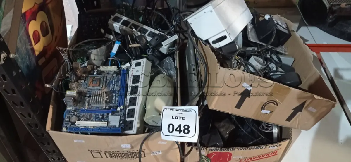 LOTE 048 - 01 LOTE COM GRANDE QUANTIDADE DE CAIXAS MULTIMIDIA, LEITORES DE CÓDIGO DE BARRAS, CABOS, PLACAS ELETRÔNICAS E MATERIAIS DIVERSOS. (NO ESTADO) ATENÇÃO! FAZER A VISITAÇÃO ANTES DE ARREMATAR, NÃO SABEMOS SE FUNCIONA, LEILÃO NÃO TEM GARANTIA E NEM DEVOLUÇÃO, SUJEITO A POSSÍVEIS AVARIAS VISÍVEIS/OCULTAS E/OU AUSÊNCIA DE COMPONENTES.
