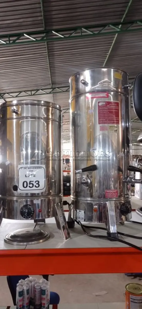 LOTE 053 - 02 CAFETEIRAS INDUSTRIAIS EM INOX. (NO ESTADO) ATENÇÃO! FAZER A VISITAÇÃO ANTES DE ARREMATAR, NÃO SABEMOS SE FUNCIONA, LEILÃO NÃO TEM GARANTIA E NEM DEVOLUÇÃO, SUJEITO A POSSÍVEIS AVARIAS VISÍVEIS/OCULTAS E/OU AUSÊNCIA DE COMPONENTES.