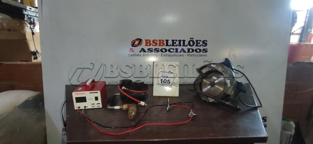 LOTE 105 - 01 SERRA CIRCULAR MARCA BOSCH, 01 CARREGADOR DE BATERIA 12V, 01 COMPRESSOR DE AR 12V E 01 FURADEIRA MANUAL. (NO ESTADO) ATENÇÃO! FAZER A VISITAÇÃO ANTES DE ARREMATAR, NÃO SABEMOS SE FUNCIONA, LEILÃO NÃO TEM GARANTIA E NEM DEVOLUÇÃO, SUJEITO A POSSÍVEIS AVARIAS VISÍVEIS/OCULTAS E/OU AUSÊNCIA DE COMPONENTES.