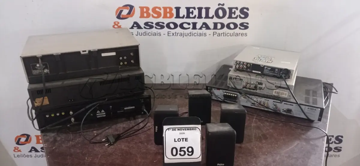 LOTE 059 - 02 APARELHOS DE VÍDEO CASSETE, 01 DISC PLAYER, 02 APARELHOS DE DVD E 01 HOME THEATER COM 02 CAIXAS DE SOM DE MARCAS E MODELOS DIVERSOS. (NO ESTADO) ATENÇÃO! FAZER A VISITAÇÃO ANTES DE ARREMATAR, NÃO SABEMOS SE FUNCIONA, LEILÃO NÃO TEM GARANTIA E NEM DEVOLUÇÃO, SUJEITO A POSSÍVEIS AVARIAS VISÍVEIS/OCULTAS E/OU AUSÊNCIA DE COMPONENTES.