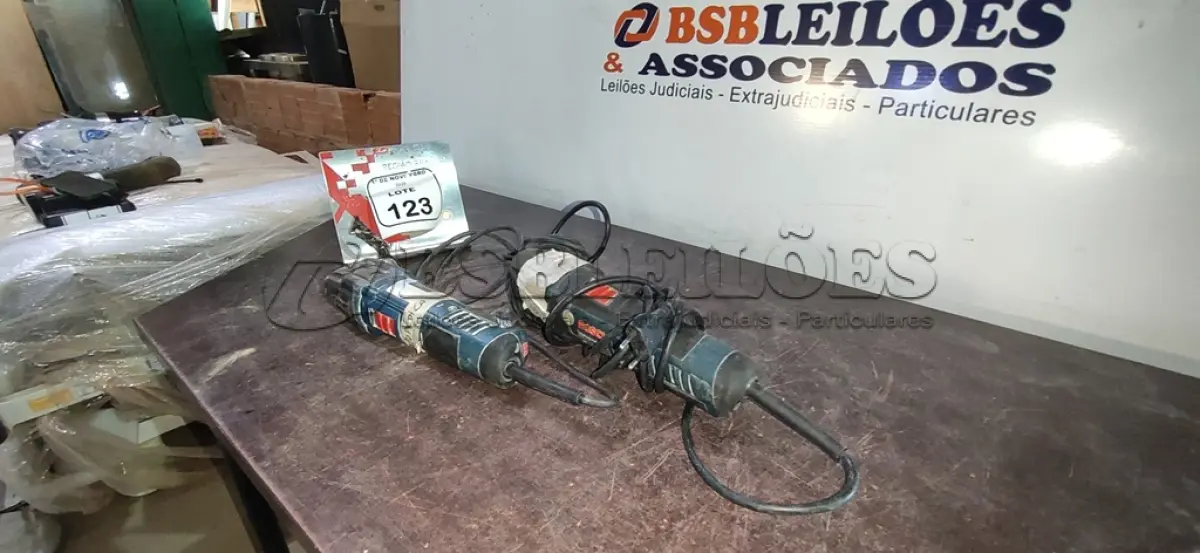 LOTE 123 - 02 MULTI CORTADORAS OSCILANTE MARCA BOSCH. (NO ESTADO) ATENÇÃO! FAZER A VISITAÇÃO ANTES DE ARREMATAR, NÃO SABEMOS SE FUNCIONA, LEILÃO NÃO TEM GARANTIA E NEM DEVOLUÇÃO, SUJEITO A POSSÍVEIS AVARIAS VISÍVEIS/OCULTAS E/OU AUSÊNCIA DE COMPONENTES.